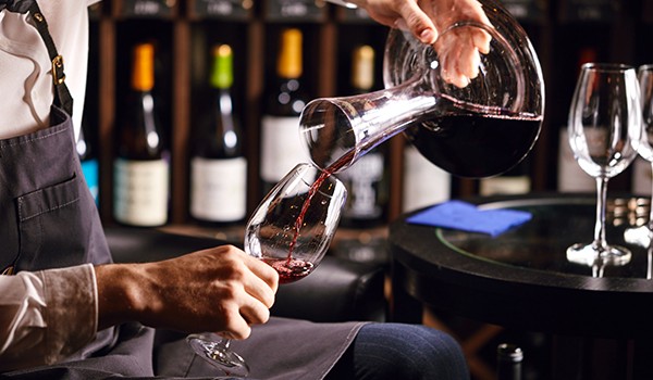 Decantare il Vino: perché farlo, quando farlo (e quando non)