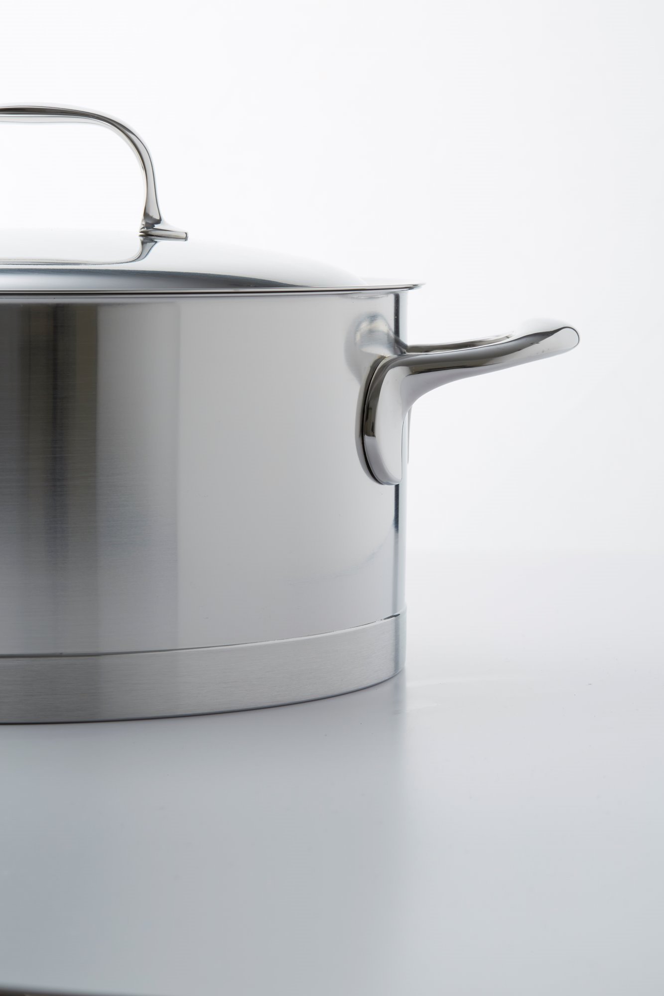 https://cdn.www.kitchenshop.eu/images/thumbs/0107044_cratita-inox-cu-capac-28cm84l-atlantis-demeyere.jpeg