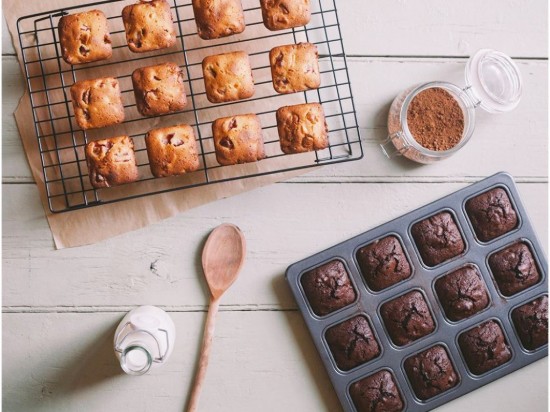 Stekebrett, 12 former, 34 x 26 cm, laget av stål - av Kitchen Craft