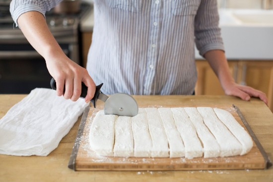 Pizzalõikur, 10 cm, terasest tera - OXO