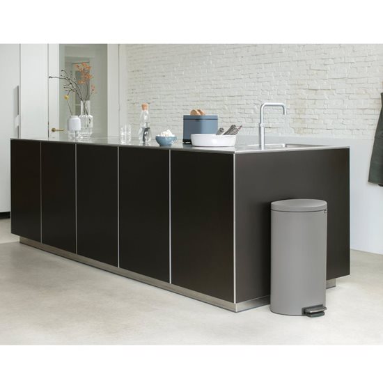 "Flatback Plus" trash bin with pedal, 30 L, <<Mineral Concrete Gray>> - Brabantia