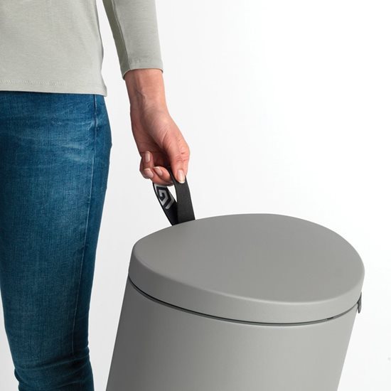 "Flatback Plus" trash bin with pedal, 30 L, <<Mineral Concrete Gray>> - Brabantia