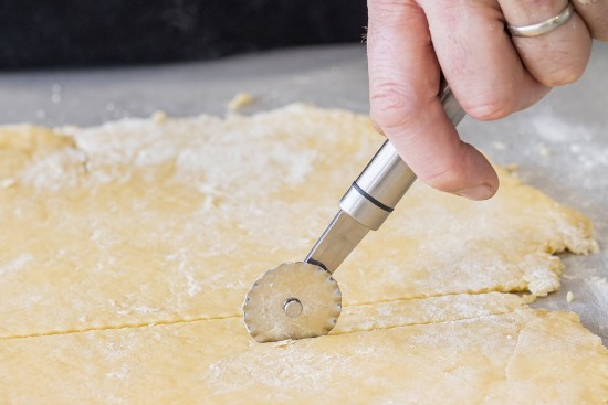 Ustensile pour trancher la pâte, 16 cm, en acier inoxydable - par Kitchen Craft