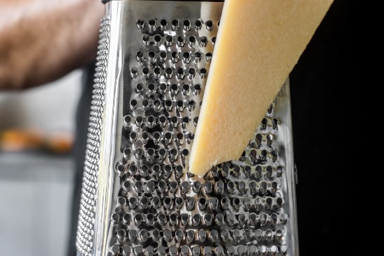 Grater ilchuspóireach, le coimeádán, déanta as cruach dhosmálta - Kitchen Craft