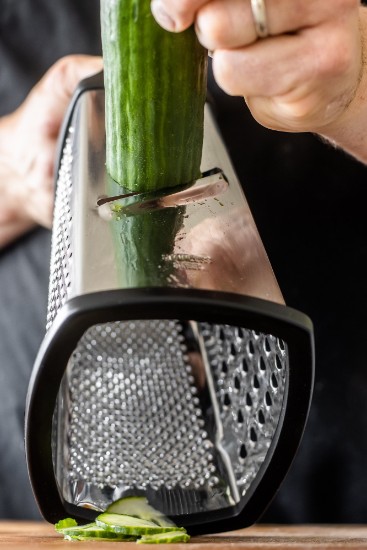 Grater ilchuspóireach, le coimeádán, déanta as cruach dhosmálta - Kitchen Craft