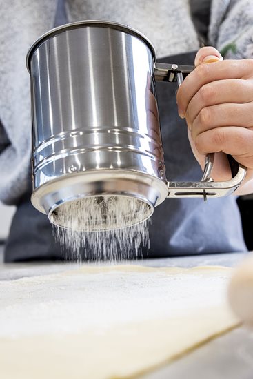 Šalica za prosijavanje brašna i šećera u prahu, 750 ml – proizvođača Kitchen Craft