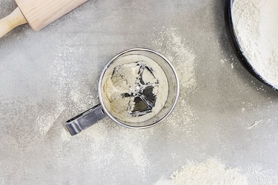 Taza para tamizar harina y azúcar glas, 750 ml – fabricada por Kitchen Craft