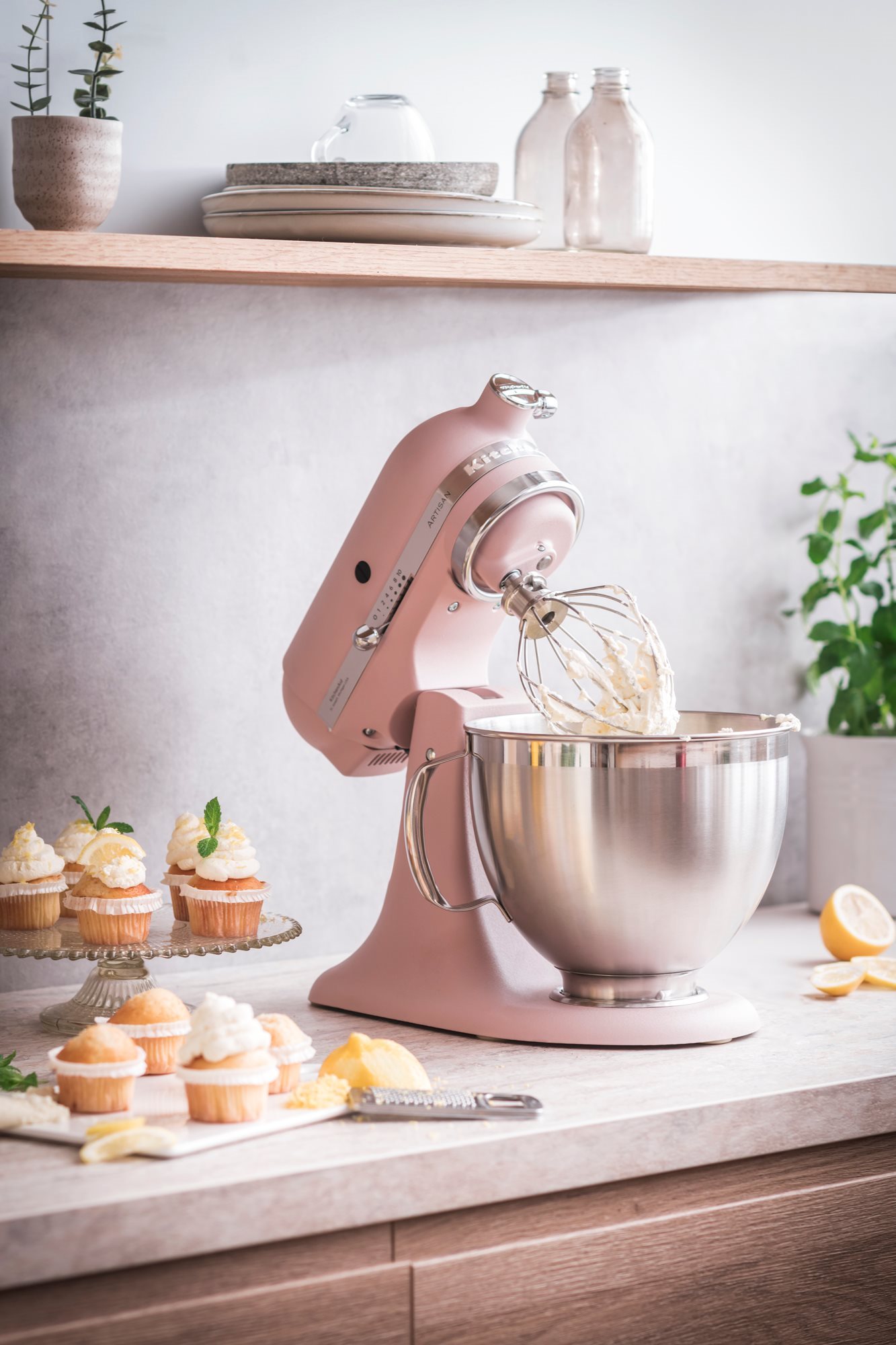 https://cdn.www.kitchenshop.eu/images/thumbs/0143892_mixer-cu-bol-48l-artisan-model-185-feather-pink-kitchenaid.jpeg