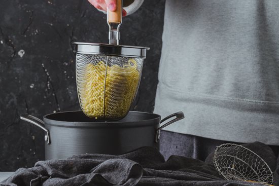 Σουρωτήρι για noodle με ξύλινη λαβή, 16 cm - της Kitchen Craft