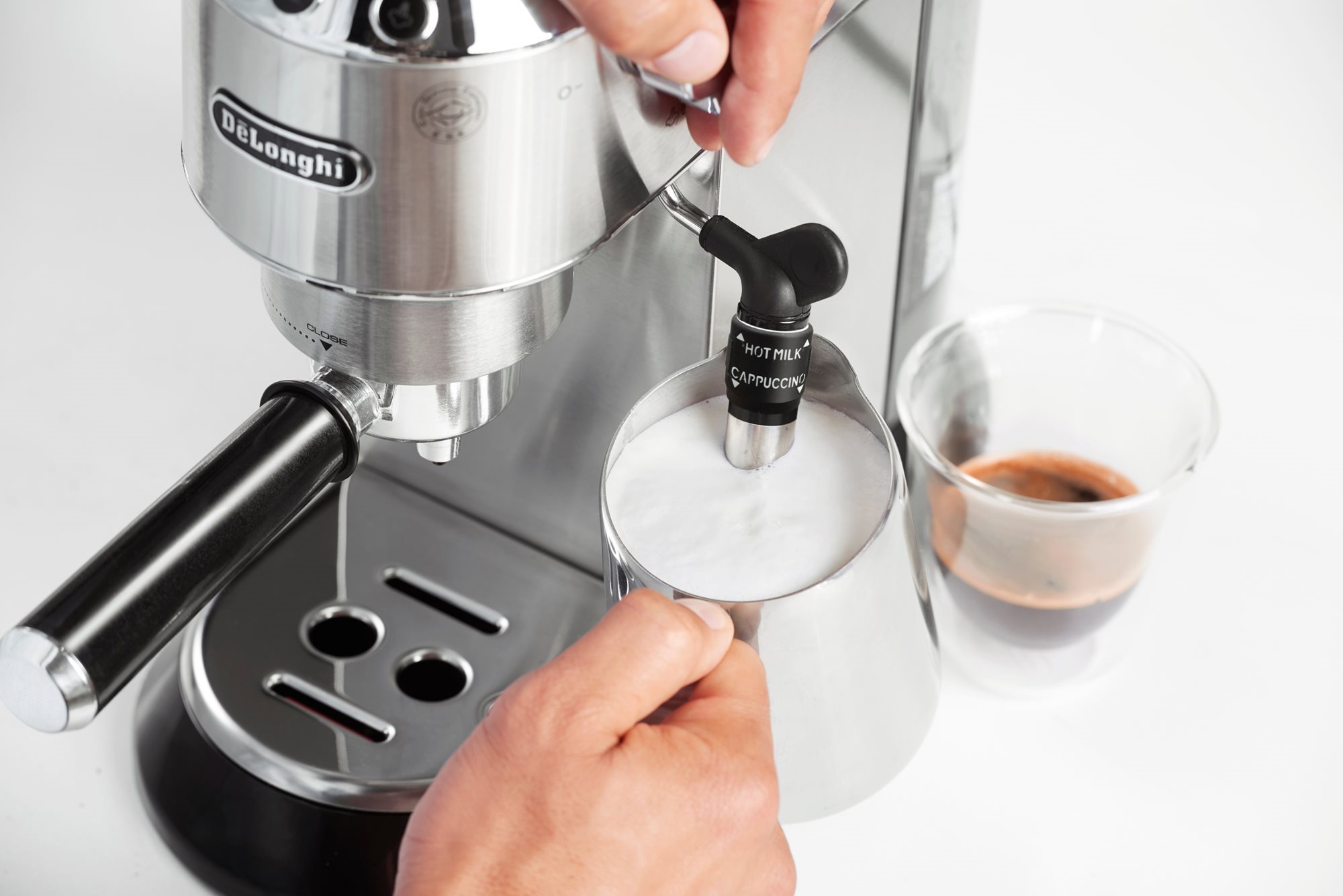 Manuel espressomaskine, 1300W, "Dedica", sølvfarvet - De'Longhi KitchenShop