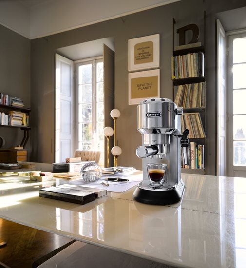 Manuální kávovar na espresso, 1300W, "Dedica", stříbrná barva - De'Longhi