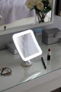 Kosmetinis veidrodis su LED - Camry
