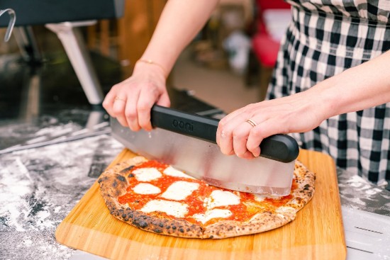 Langbladet pizzakutter, rustfritt stål, 35 cm - Ooni