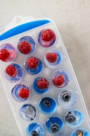 Тава за приготвяне на кубчета лед, 28 x 12 см, силикон, синя - Colourworks