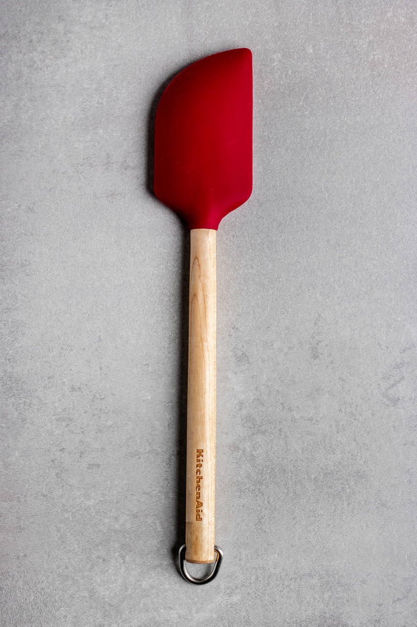 https://cdn.www.kitchenshop.eu/images/thumbs/0170391_spatula-razuire-silicon-empire-red-kitchenaid.jpeg