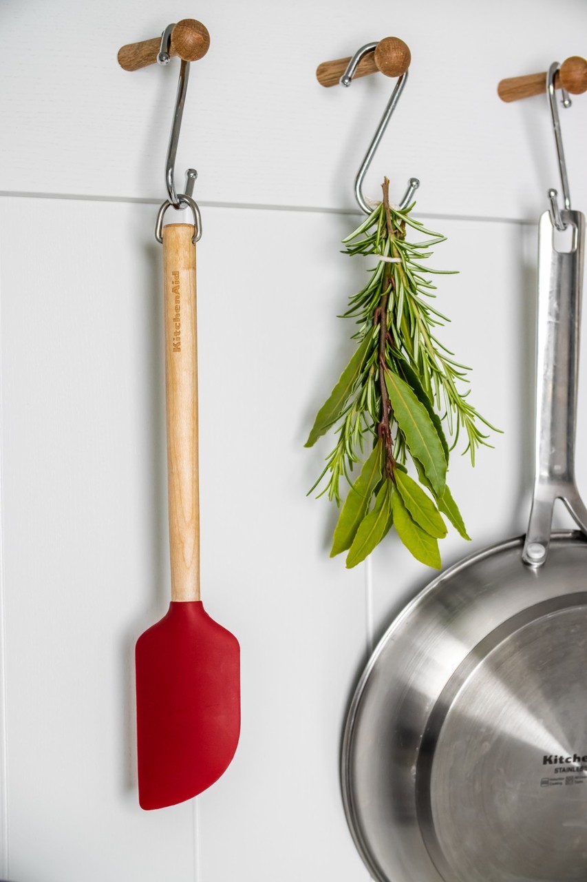 https://cdn.www.kitchenshop.eu/images/thumbs/0170394_spatula-razuire-silicon-empire-red-kitchenaid.jpeg