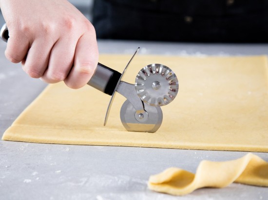 Cutter tal-għaġina b'roti doppji, azzar li ma jissaddadx, 16cm, "Master Class" - marka Kitchen Craft