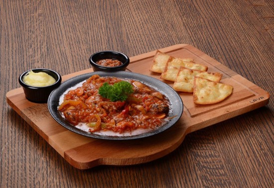 Чугунное сервировочное блюдо с деревянной подставкой - бренд LAVA