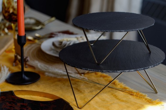 "Artesa" porrastettu lautanen, 30,5 × 24 cm, valmistettu liuskekivistä – valmistaja Kitchen Craft