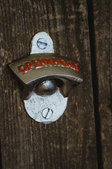 Prie sienos tvirtinamas metalinis butelių atidarytuvas – „BarCraft“