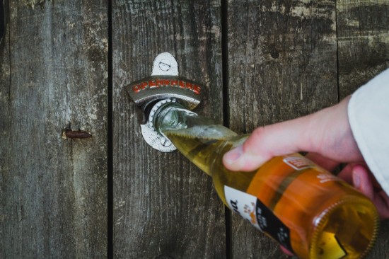 Prie sienos tvirtinamas metalinis butelių atidarytuvas – „BarCraft“