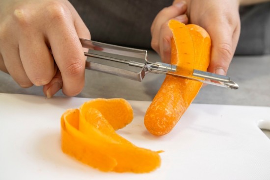 Utensílio para descascar frutas/legumes com lâmina giratória - by Kitchen Craft