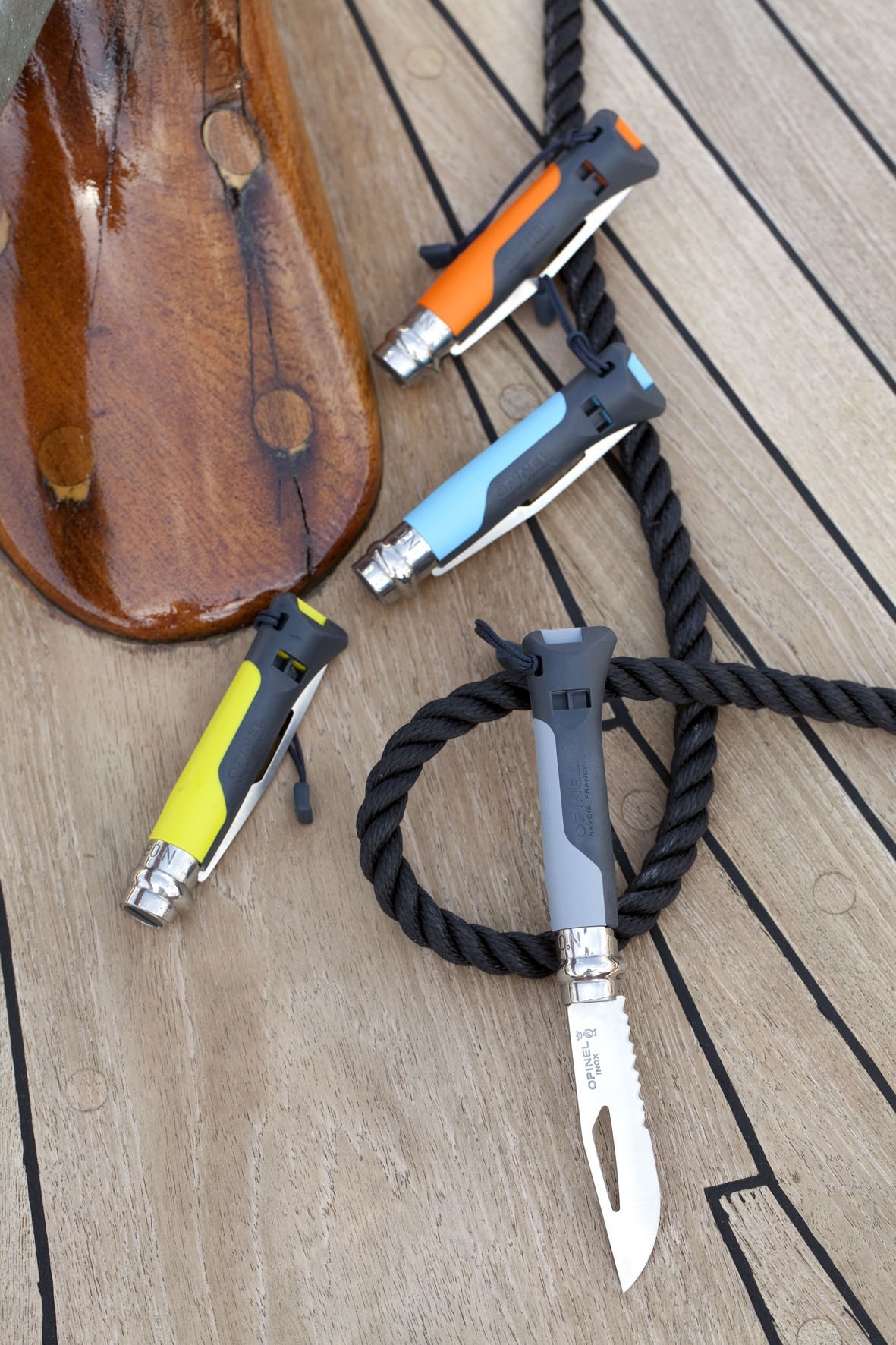 Opinel 8 Outdoor : couteau de poche avec sifflet de survie