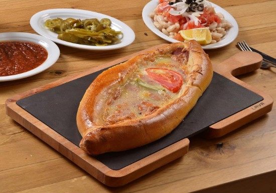 Блюдо сервировочное чугунное с деревянной подставкой 17 х 37 см - бренд LAVA
