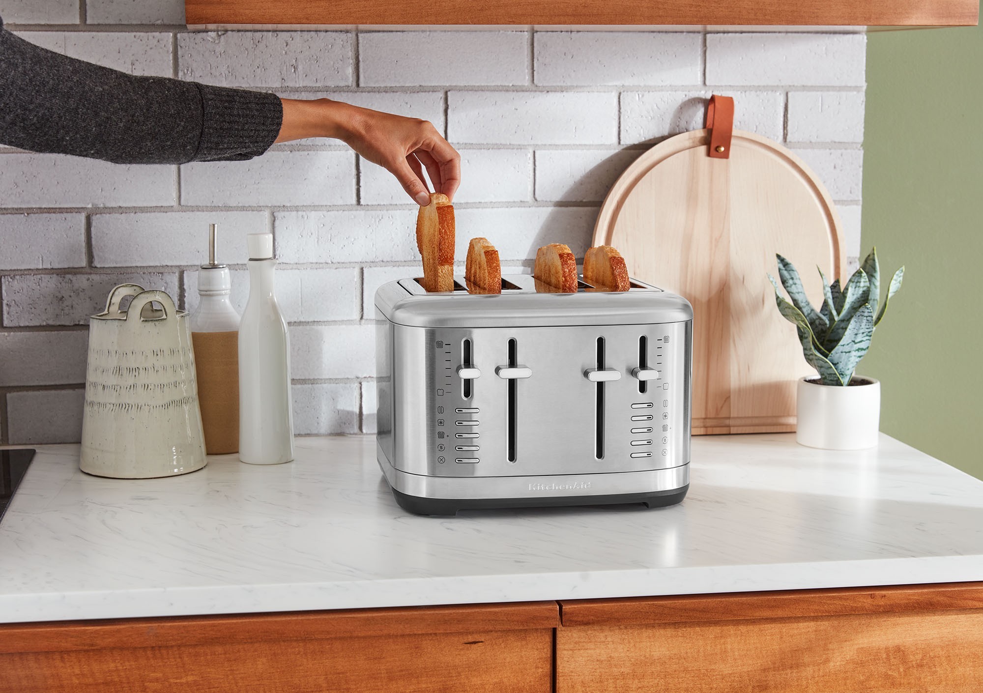 Grille-Pain KitchenAid Artisan 4 Fentes 2500W – Minuterie LED, 7 Niveaux Brunissement – Fonction Bagel, Décongélation – Couleur Argent