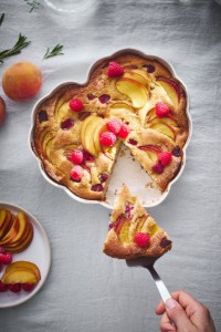 Heart-shaped baking pan, ceramic, 26.5 x 24.5 cm / 1.8 L, Clay - Emile Henry