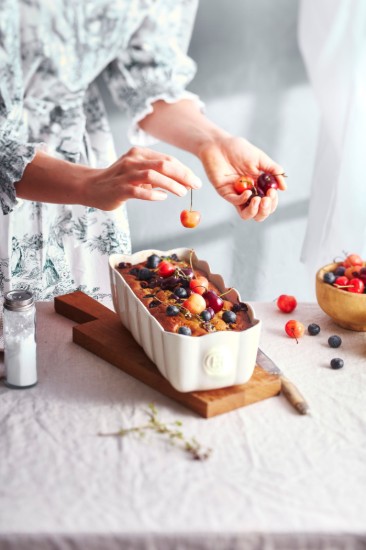 Sponge cake baking pan, ceramic, 28.5 x 13 cm / 1.8 L, Clay - Emile Henry