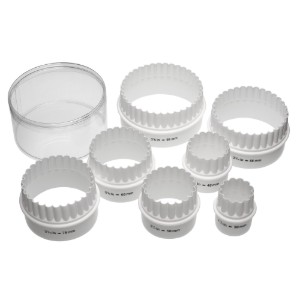 Set med 7 former för skärning av deg, gjorda av nylon - från Kitchen Craft