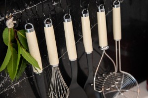 Zdrobitor cartofi inox, 26 cm, Almond Cream - KitchenAid