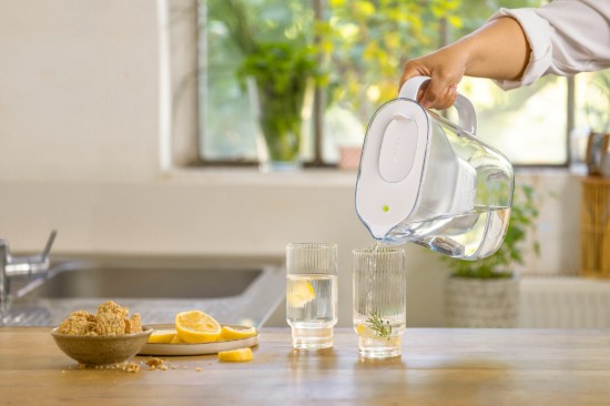 BRITA Style Essential Wasserfilterkanne 2,4 l + 2 Maxtra Pro Filter (Weiß)