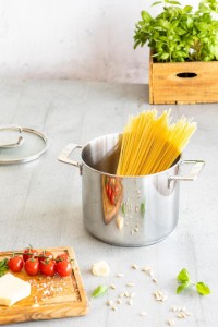 Garnek ze stali nierdzewnej z pokrywką, 24 cm/8,5 l, „Signature” – BRA