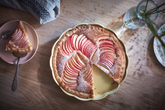 Tart tray, ceramic, 31 cm, Vanilla, "Madeleine" - Emile Henry