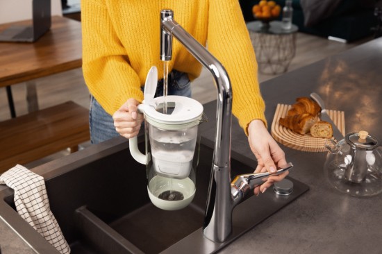 Jubilejas izdevuma 60 gadu ūdens filtrēšanas krūze, izgatavota no stikla, BRITA MAXTRA (gaiši zaļa), komplektā 1 Pure Performance filtrs