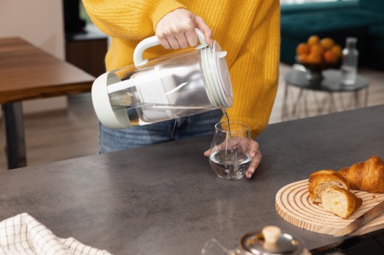 Jubilejas izdevuma 60 gadu ūdens filtrēšanas krūze, izgatavota no stikla, BRITA MAXTRA (gaiši zaļa), komplektā 1 Pure Performance filtrs