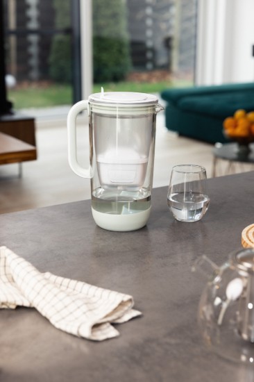 Jubilejas izdevuma 60 gadu ūdens filtrēšanas krūze, izgatavota no stikla, BRITA MAXTRA (gaiši zaļa), komplektā 1 Pure Performance filtrs