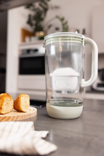 Jubilejas izdevuma 60 gadu ūdens filtrēšanas krūze, izgatavota no stikla, BRITA MAXTRA (gaiši zaļa), komplektā 1 Pure Performance filtrs