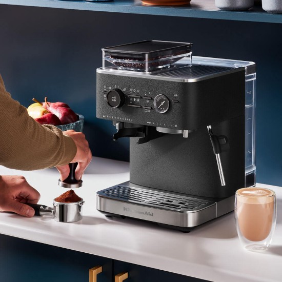 Полуаутоматска електрична машина за еспресо, 1500W, боја „Cave Iron Black“ - KitchenAid