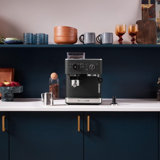 Полуаутоматска електрична машина за еспресо, 1500W, боја „Cave Iron Black“ - KitchenAid
