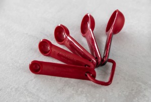 Sett ta' 5 mgħaref tal-kejl, kulur "Empire Red" - marka KitchenAid